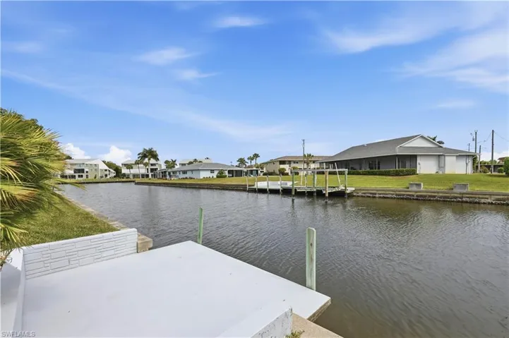 Concrete dock and a view of the direct access of the canal (Sailboat Access)