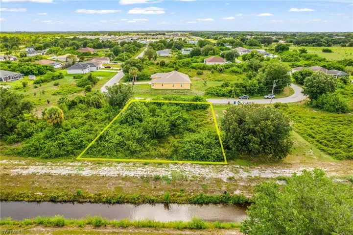 559 Theodore Vail St E, Lehigh Acres, Florida 33974