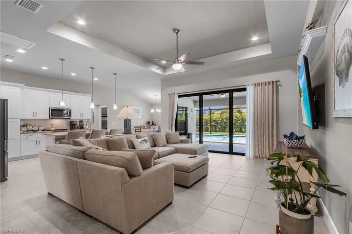 818 SW 9th  CT, Cape Coral, FL 33991