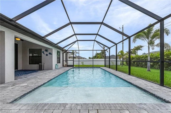 818 SW 9th  CT, Cape Coral, FL 33991