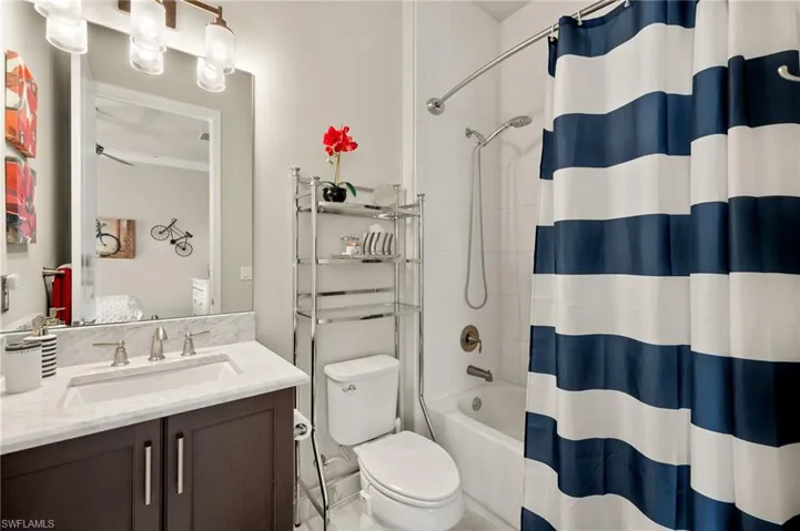 Ensuite bathroom also features to ceiling bath tiles!