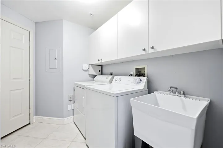 300 L Ambiance Cir 102, Naples, Florida 34108