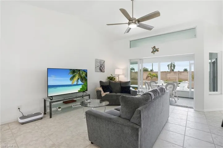 132 Bordeaux Cir, Naples, Florida 34112