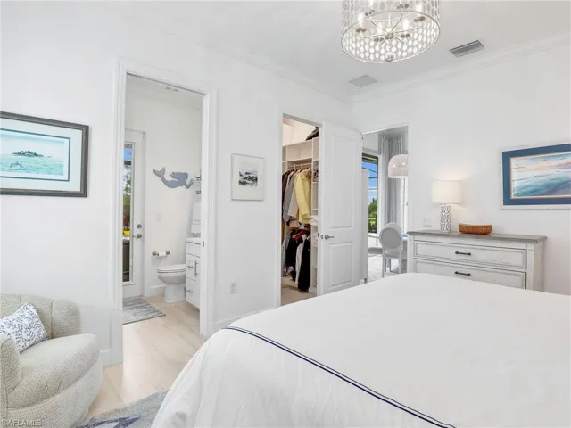 Bedroom w/ En-suite Bathroom