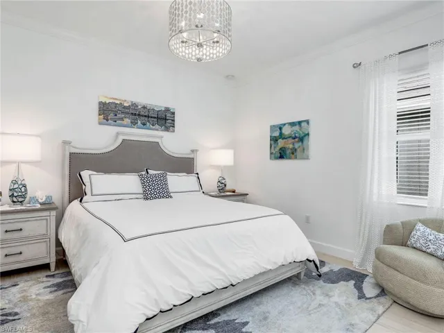 Bedroom w/ En-suite Bathroom
