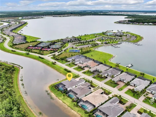 Rear View & Close to Amenities Complex!