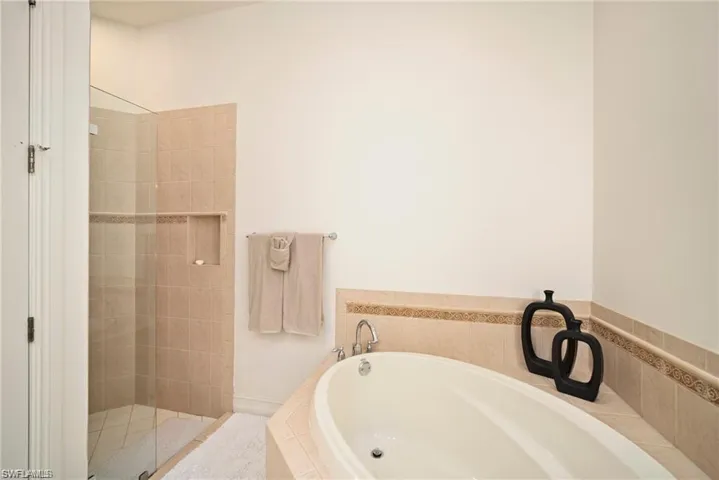8519  Chase Preserve  DR, Naples, FL 34113