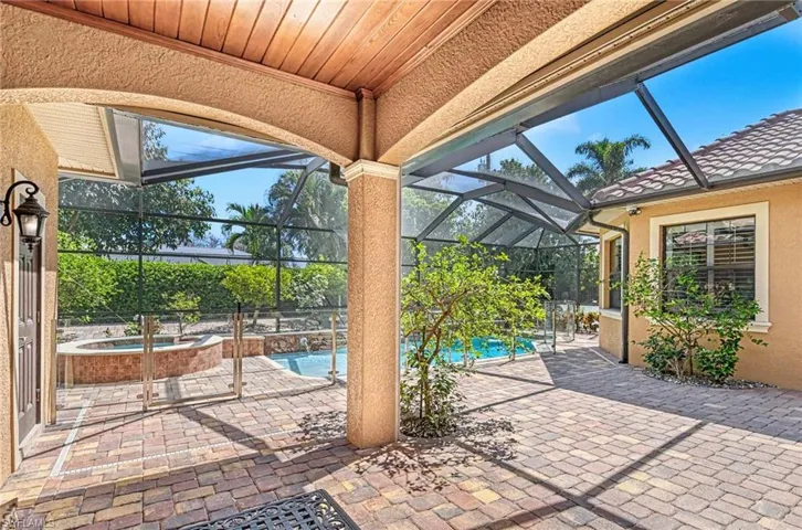 672  Fairway  TER, Naples, FL 34103