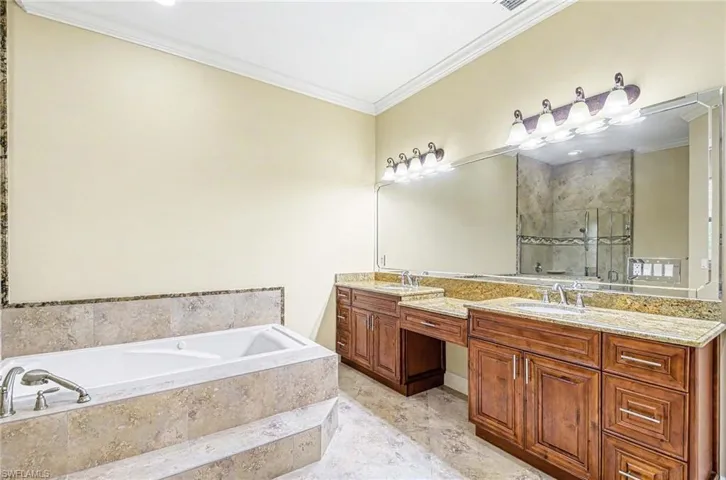 672  Fairway  TER, Naples, FL 34103
