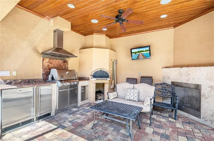 672  Fairway  TER, Naples, FL 34103