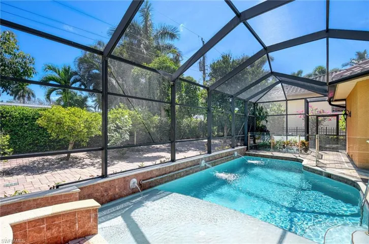 672  Fairway  TER, Naples, FL 34103