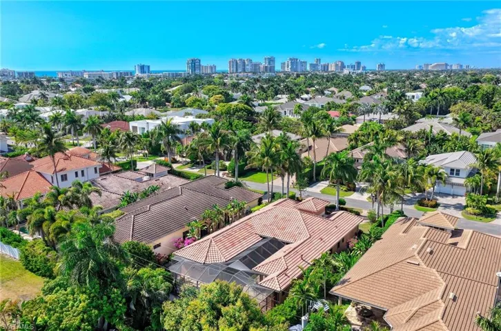 672  Fairway  TER, Naples, FL 34103