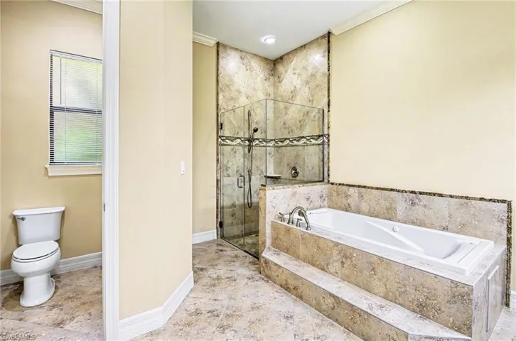 672  Fairway  TER, Naples, FL 34103