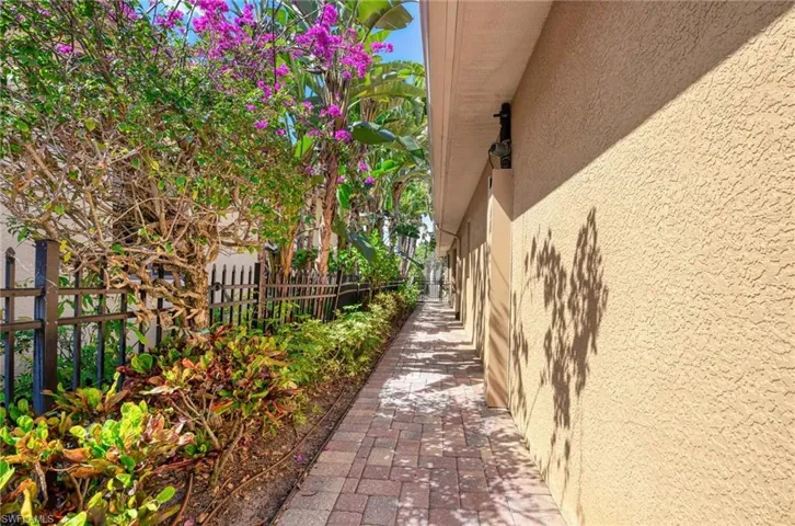 672  Fairway  TER, Naples, FL 34103