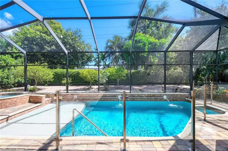672  Fairway  TER, Naples, FL 34103