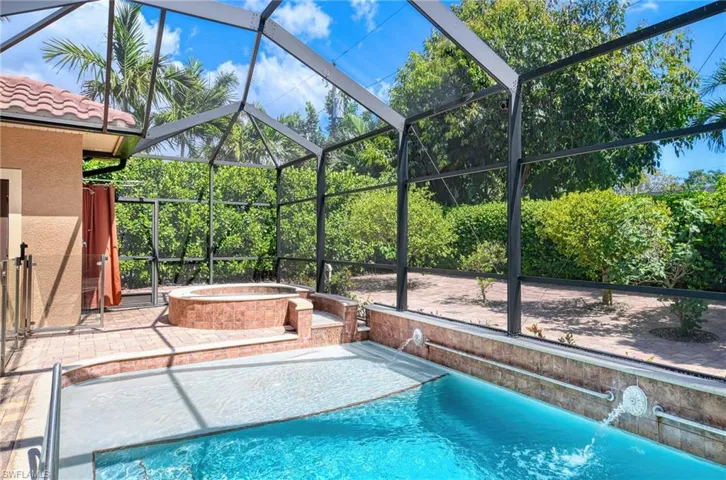 672  Fairway  TER, Naples, FL 34103