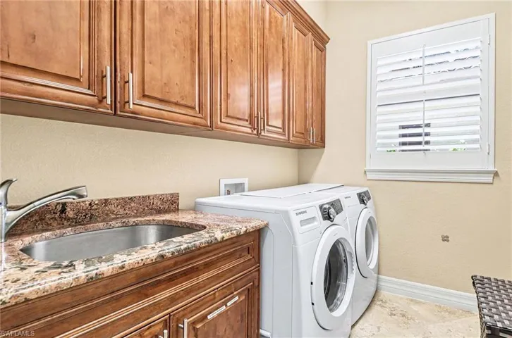 672  Fairway  TER, Naples, FL 34103