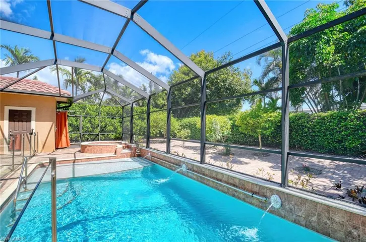 672  Fairway  TER, Naples, FL 34103