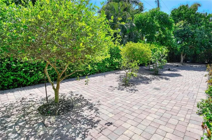 672  Fairway  TER, Naples, FL 34103