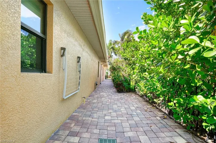 672  Fairway  TER, Naples, FL 34103