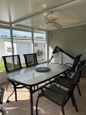 Sunroom / solarium with ceiling fan
