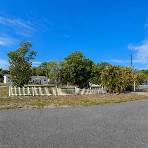 2520  Brownell  CT, North Fort Myers, FL 33917