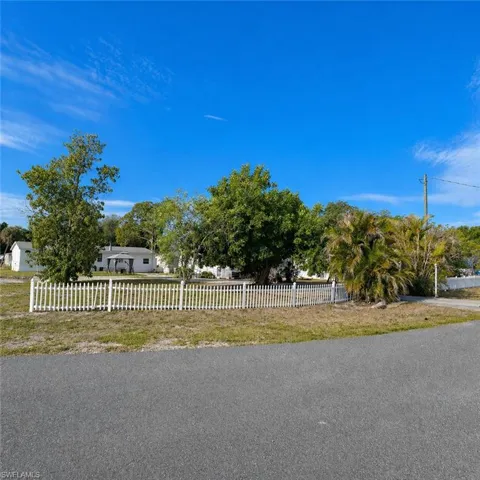 2520  Brownell  CT, North Fort Myers, FL 33917
