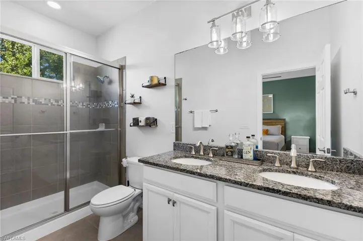 En suite master bath