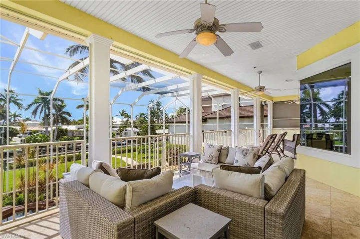 Sunroom featuring outdoor lounge area and ceiling fan