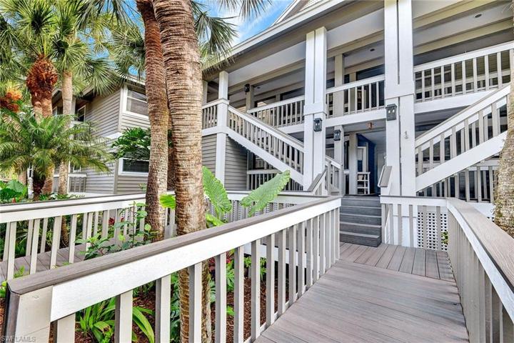 660  Wiggins Bay  DR, Naples, FL 34110