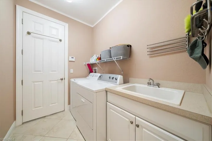 Laundry room with Tub