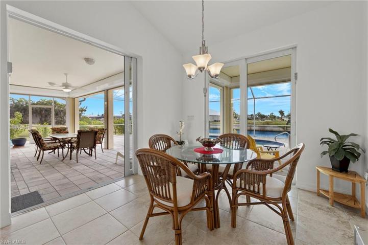 The breakfast nook again features great views, lots of light and two sliders, one of which is another pocket slider.