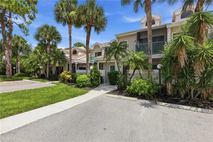 81 Emerald Woods Dr M3, Naples, Florida 34108