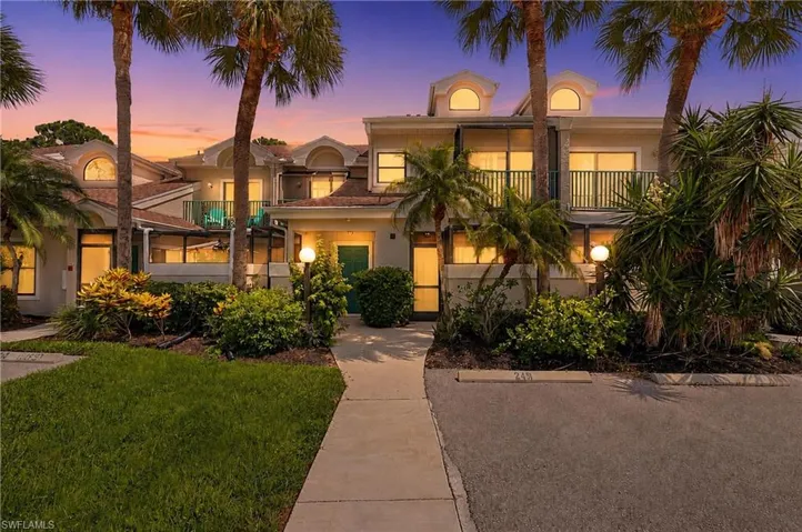 81 Emerald Woods Dr M3, Naples, Florida 34108