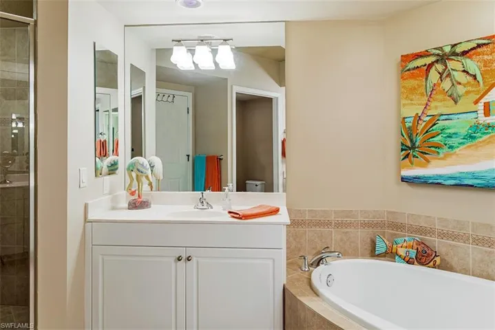 Primary bath w soaking tub