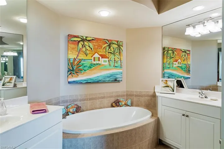 Primary bath w 2 sinks