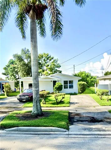 View of front facade with a front yard