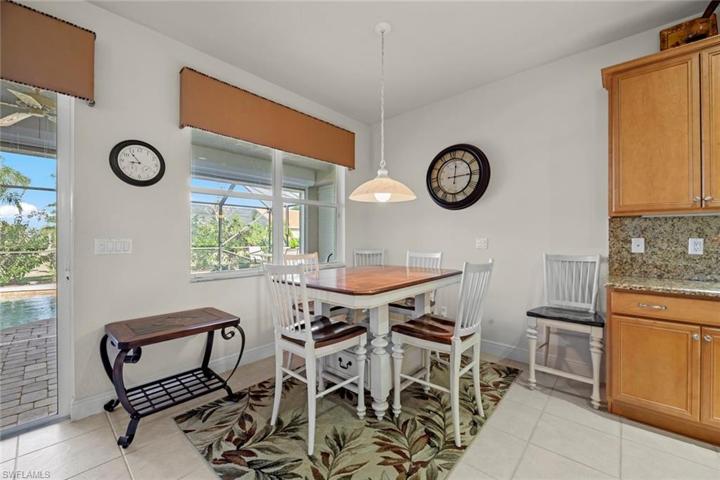 Breakfast nook w/lanai view