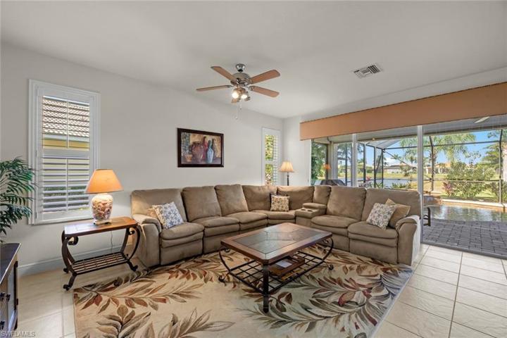 Family room w/direct lanai access
