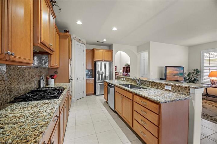 Stainless steel appliances, natural gas cooktop