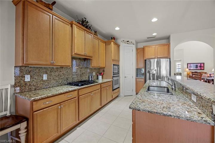 Kitchen w/granite counters, walk-in pantry