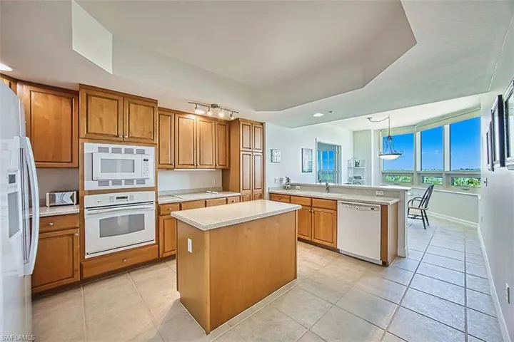 KIT_built-in_island and all_wood_cabinetry