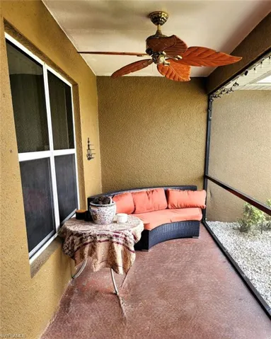 Sunroom / solarium with ceiling fan