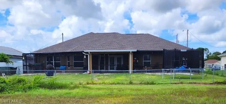 Back of property with large screened in lanai