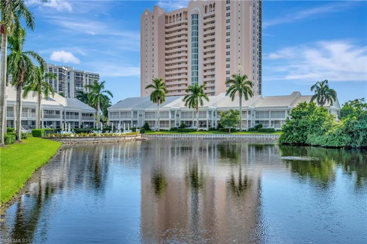 St. Thomas low - rise condominiums on the lake