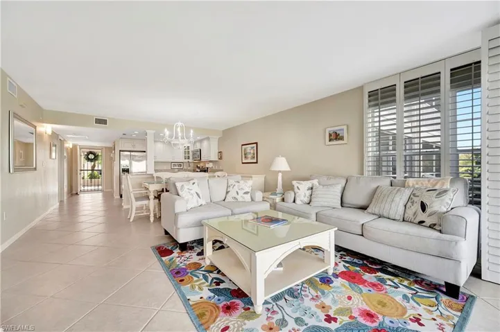 Light, bright, living/ dining area and open kitchen