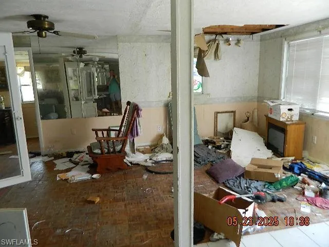 Miscellaneous room with a ceiling fan
