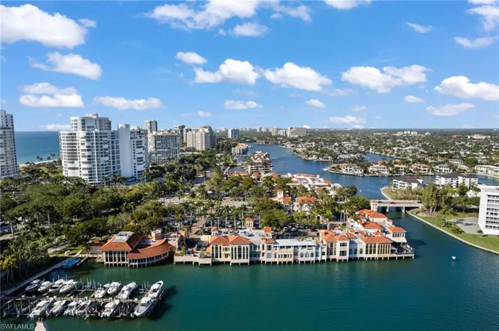Venetian Village - Shopping and Restaurants in walking distance