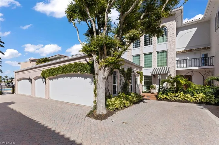 Middle - 1 car garage