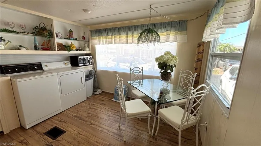 Cheerful Eat-in Kitchen